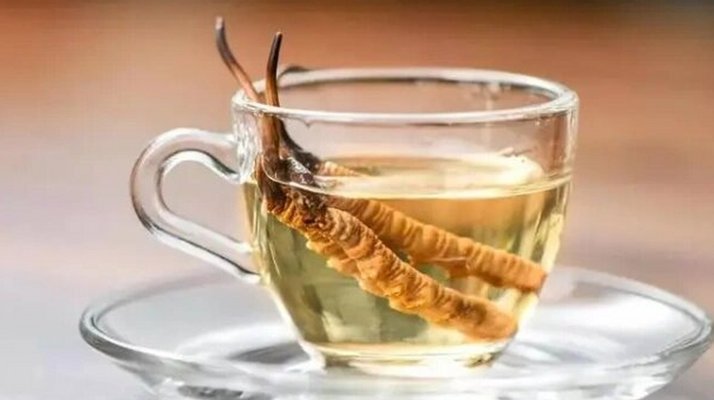 冬蟲(chóng)夏草鮮草泡水的正確打開(kāi)方式