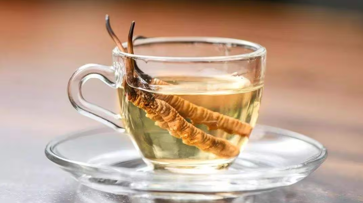 一杯蟲草水，健康新滋味：冬蟲夏草泡水喝的奇妙功效